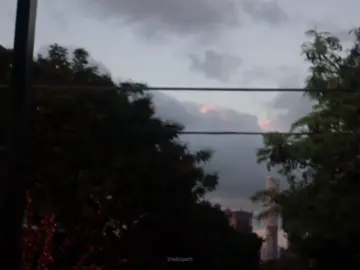 Billie Eilish’in Watch şarkısı, bir ilişkideki kontrol kaybı, hayal kırıklığı ve güç dengesi temalarını işler. anlatıcı, karşı tarafın davranışlarını gözlemlerken hem kırılgan hem de savunmacı bir pozisyondadır. watch kelimesi burada hem uyarı hem de izleme eylemi anlamında kullanılır; anlatıcı, olup biteni anlamaya ve kendi sınırlarını korumaya çalışır. şarkının minimalist ve karanlık yapısı, anlatıcının psikolojik izolasyonunu ve kırılganlığını daha yoğun hissettirir. elektronik ve boşluklu melodiler, dinleyiciyi anlatıcının gözlemci ve pasif konumuna çeker, böylece duygusal yoğunluk güçlenir. şarkıda kullanılan metaforlar, anlatıcının iç dünyasını ve ilişkideki çaresizliği derinleştirir. arabanın yanışını izlemek metaforu, kontrolün tamamen elden çıktığını ve olanları sadece izlemek zorunda kalmayı simgeler; bu pasiflik, hayal kırıklığı ve çaresizliği artırır. gözler, bakışlar ve izleme kısmı da, iletişim eksikliği ve karşı tarafı anlamaya çalışmanın zorluğunu gösterir. bu metaforlar ve minimalist prodüksiyon birleştiğinde, şarkı hem duygusal hem de zihinsel olarak karanlık bir deneyim sunar, ilişkideki kırılganlık, gözlem ve hayal kırıklığını derinlemesine hissettirir. #billieeilish #türkçe #lyrics #song #fyp 