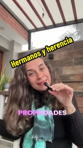 Cuando los padres mueren 🕊️, la herencia queda en copropiedad 🏠: nadie es dueño exclusivo y todo debe decidirse en conjunto 🤝. Si no hay acuerdo ⚖️, solo queda negociar 💬, vender su parte 💵 o ir a juicio 👨‍⚖️. No resolverlo trae deudas 💸, deterioro 🛠️ y conflictos familiares 💔 #propiedades #inmuebles #bienesraices #realestate #fyp 