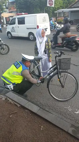 Tidak hanya memberikan pelayanan, beliau juga membantu masyarakat #Polisi Sragen #Polisi baik