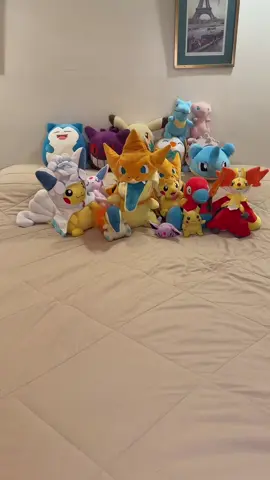 Cuando te piden ver todos tus peluches de Pokémon 🤣 #pokemon #plushies #meme #lossimpson #otaku 