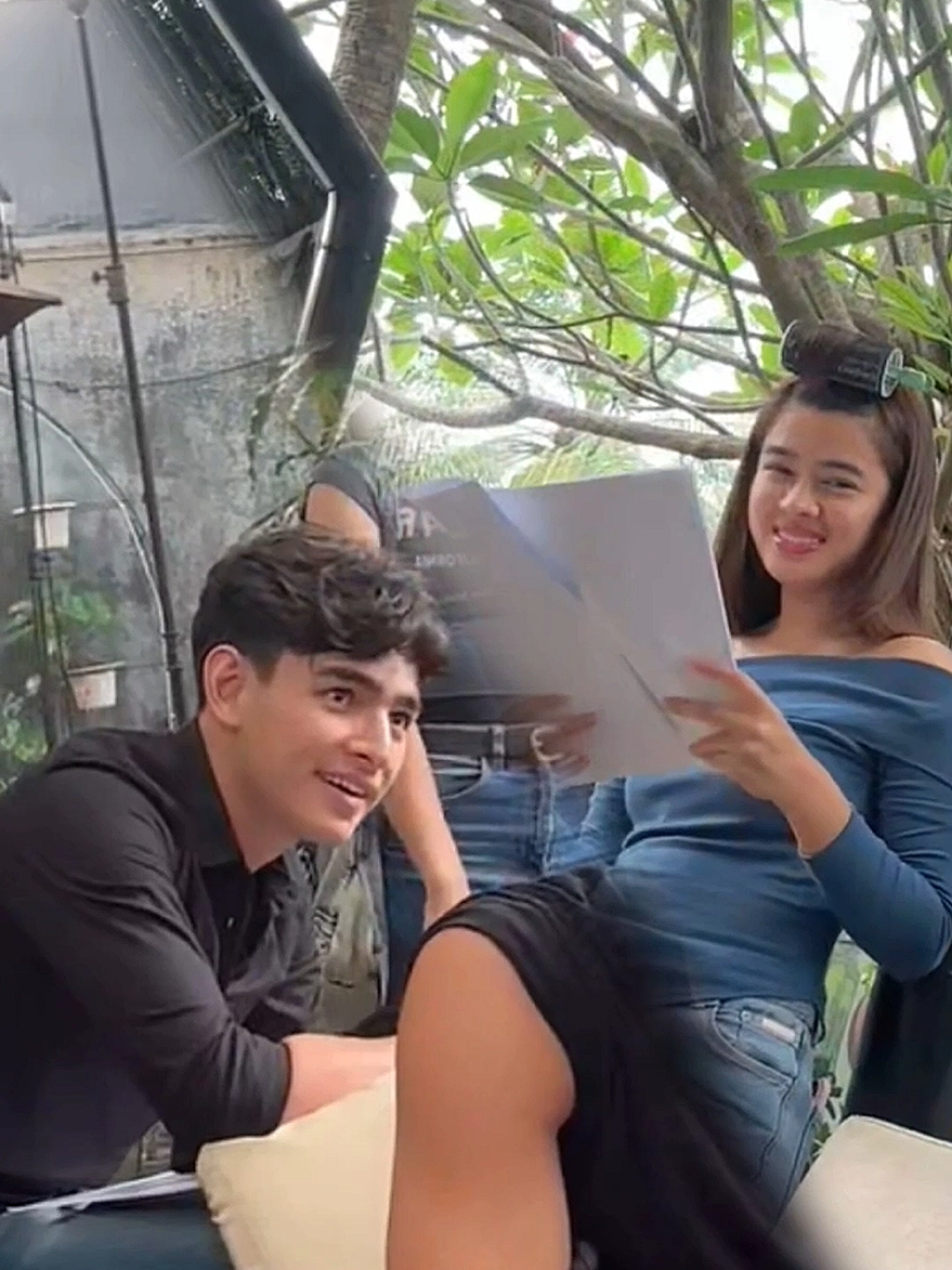 cuma harqell yg lagi ngapalin script. lucuu bgt 🤏🏼😊apa harry mau confess di teras cafe 🤭🫶🏻 @HV @Aqeela Aza Calista  #harryvaughan #aqeelacalista #fypp #harryvaughanteng #harqeel 