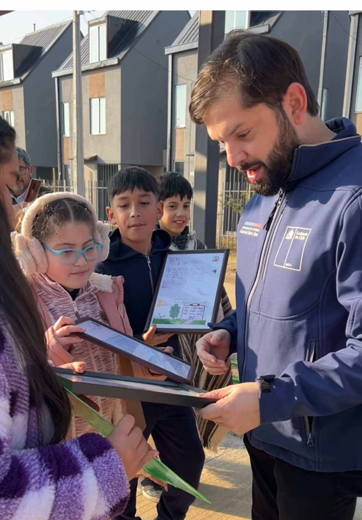 Les comparto el poema “Mi casa soñada” de Gabriela Caro, que a partir de hoy, al fin tiene su casa junto a su familia en el Eco Barrio La Platina de La Pintana. Seguimos trabajando para cumplirles, chilenos y chilenas!