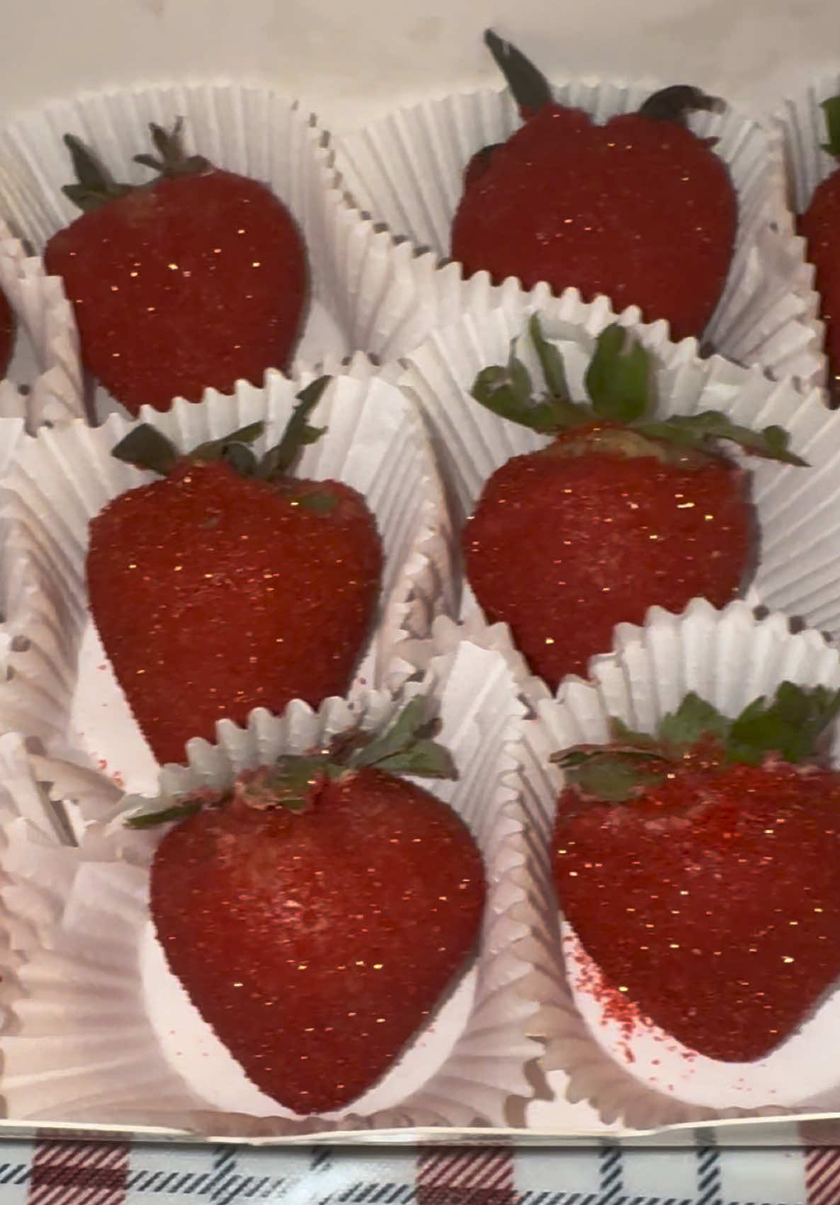 Fresas con chocolate con brillos rojos#fresaconchocolate#fresas  #fypシ゚viral #dessert #fresasconchocolate 