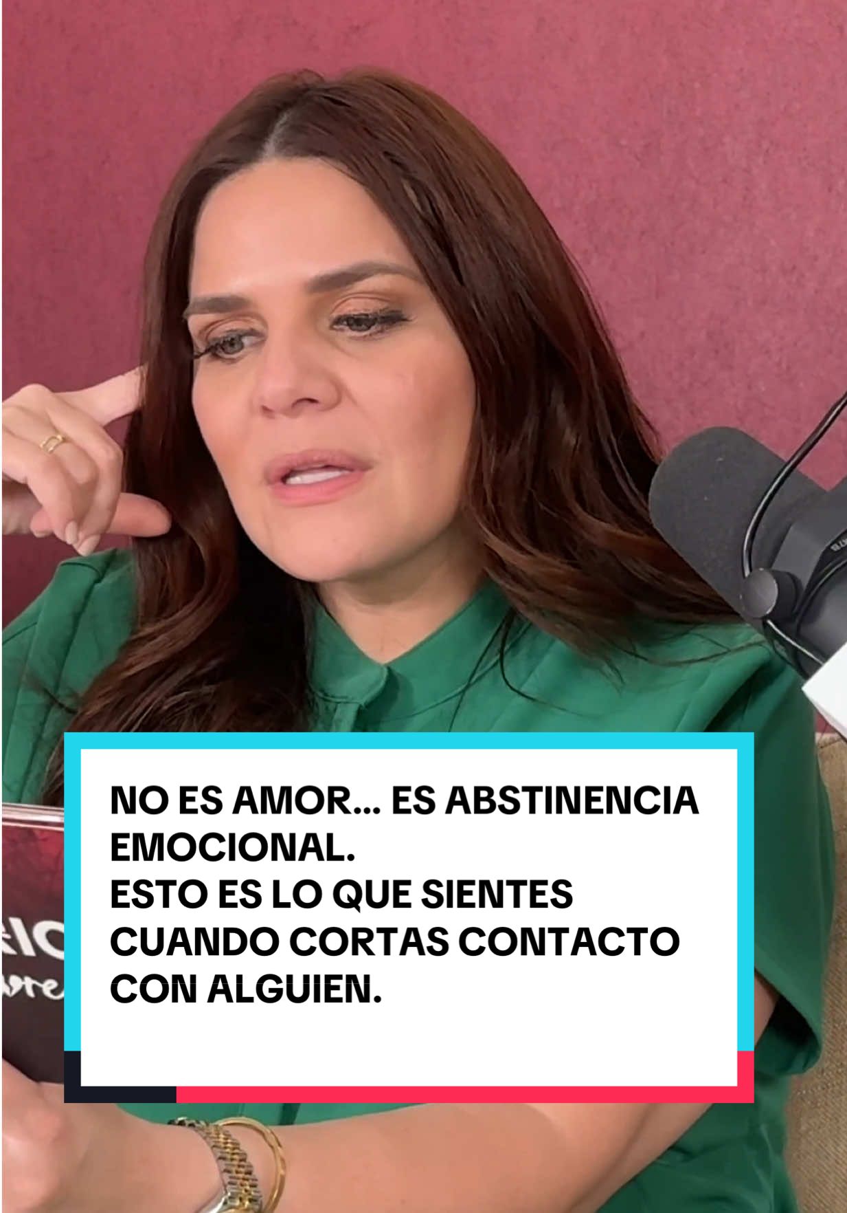 Cuando cortas contacto con alguien, tu cerebro entra en pánico. No porque lo ames, sino porque siente que perdió algo vital. Esa ansiedad que te empuja a escribirle no es intuición… es síndrome de abstinencia. Respira. No actúes desde la urgencia. 