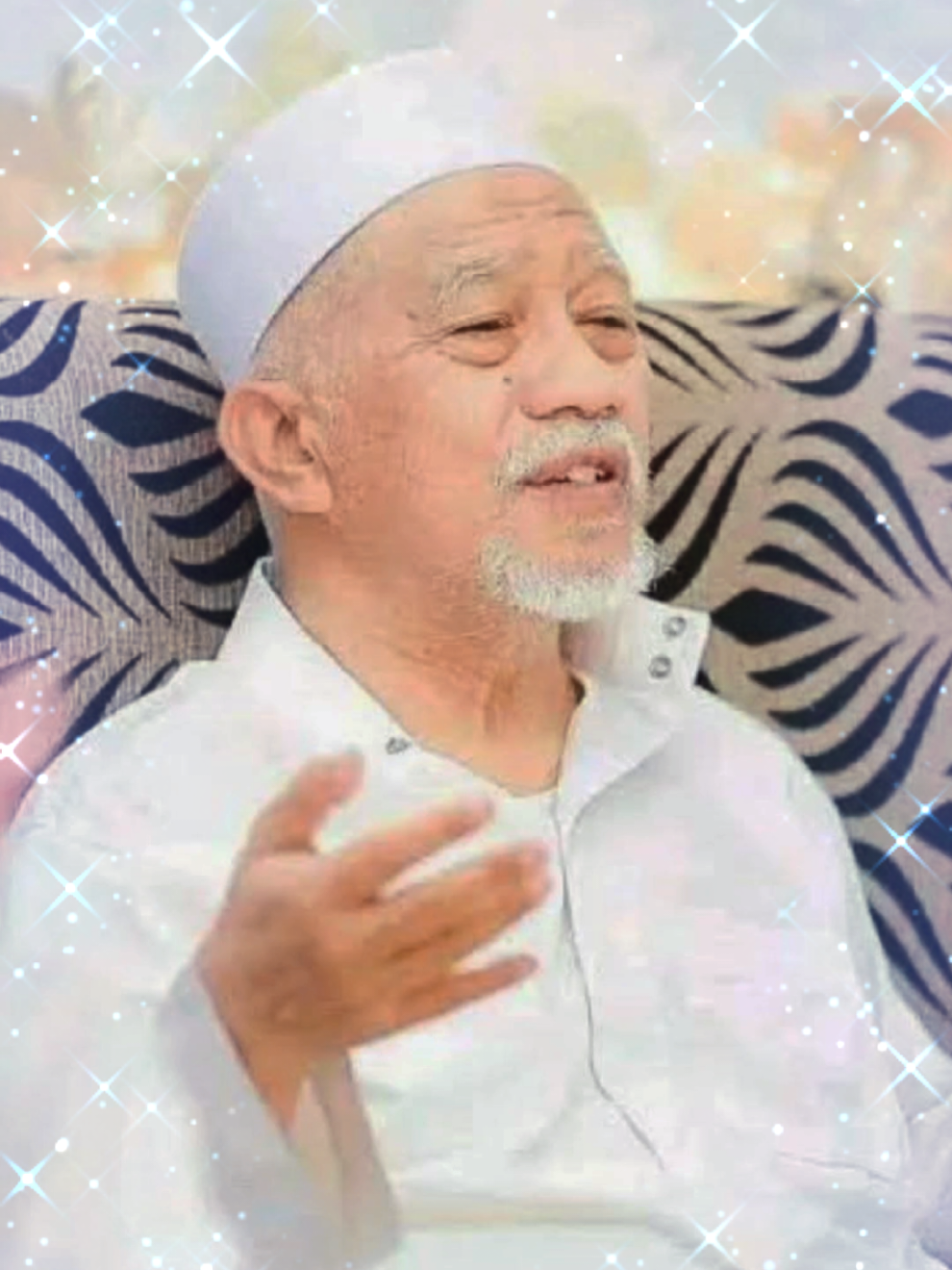 إِنَّا لِلَّهِ وَإِنَّا إِلَيْهِ رَاجِعُونَ  Turut berduka cita yang sedalam-dalamnya atas wafatnya ulama panutan yang kita teladani, salah satu murid langsung Abuya As-Sayyid Muhammad bin Alawy Al-Maliki sekaligus Pengasuh Pondok Pesantren Daruttauhid Kedungsari Purworejo Jawa Tengah : (KH. Thoifur Mawardi) Selasa, 19 Agustus 2025 M / 25 Shofar 1447 H. إذا مات بكت السماء “Jika seorang Alim meninggal dunia maka, langitpun menangis.” إِنَّ ذَهَابَ الْعِلْمِ أَنْ يَذْهَبَ حَمَلَتُهُ “Perginya ilmu adalah dengan perginya (wafatnya) orang-orang yang membawa ilmu (ulama).” Semoga bermanfaat  #santri #kyai  #viral  #dawuhmasyayikh #khtoifurmawardi 