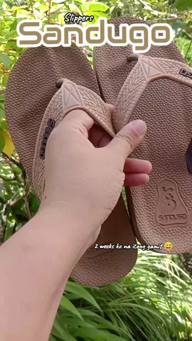 Makapal at maayos parin di nagbago ang color, suot ko ang tsinelas na ito kahit sàn ako magpunta,. ang sarp at kumportable sa paa..  #footwear  #fyp #fyppp #sandugo #slipper 