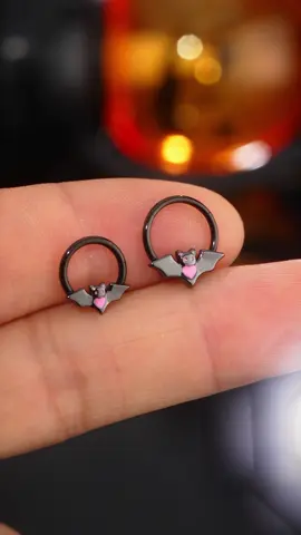 The cutest thing I’ve ever seen! Did you see that little pink heart?? #halloween #spookyseason #halloweenlook #septumring #septum #septumpiercing #daithpiercing #nosepiercing 