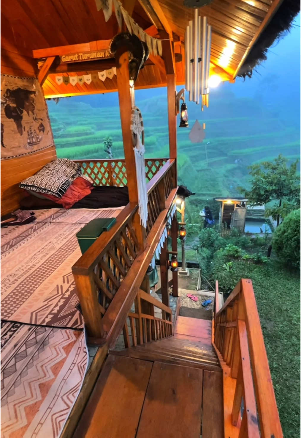 Suasana yang menenangkan di saung sawah #HalamanBelakangKebon saat berkabut 💆🏻‍♂️🌧️🥶🌾🌿🍃🌲 #village #rural #fbreelsfypシ゚ #reelsfb #house #garut #rumahkayu 