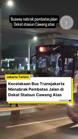 Telah terjadi kecelakaan sebuah Bus Transjakarta menabrak pembatas jalan di dekat Stasiun Cawang Atas, Jakarta malam tadi, Rabu (20/8/2025). Belum diketahui secara detail kronologi kejadian tersebut. 🎥 @rifaiakif #berita #jakarta 