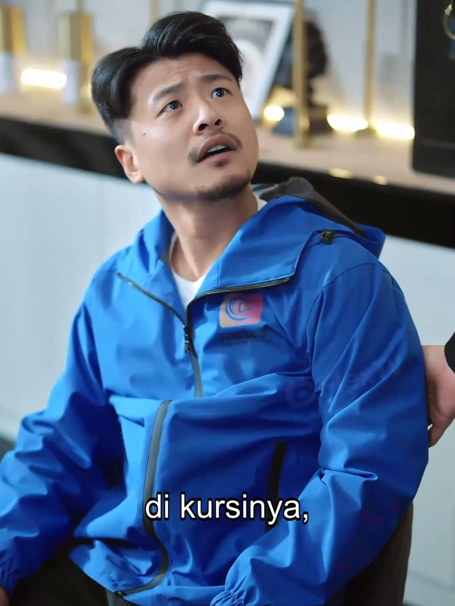 🔎“Bukan Kurir Biasa” 💖Klik tombol kiri bawah untuk mengunduh FlexTV dan tonton lebih banyak drama pendek seru! 🔗https://www.flextvmarketing.com/s4/62g8AQYRxn 🎞️Katon Zachary, seorang pengantar makanan, secara tidak sengaja bertemu dengan seorang wanita yang sedang mencuri dokumen rahasia milik Sinar Group. Katon berhasil menemukan pencuri itu, namun para karyawan perusahaan justru salah paham dan mengira dia melakukan pelecehan. Kehadiran Sonya Johan, sang tokoh wanita utama, membuktikan bahwa Katon tidak bersalah. Setelahnya, Katon membantu Sonya menyelesaikan masalah perusahaan, membuat wanita itu memandangnya dengan cara yang berbeda. Ia pun meminta Katon untuk berpura-pura menjadi pacarnya. Namun, berita ini sampai ke telinga si 