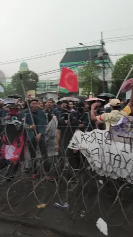 SATSAMAPTA POLRESTABES SURABAYA (20/08/25) Satuan Samapta melaksanakan giat pengamanan aksi unjuk rasa oleh Badan Eksekutif Mahasiswa Seluruh Indonesia (BEMSI) Wilayah Jawa Timur yang berlangsung di depan Kantor DPRD Jatim, Jl. Indrapura, Surabaya. 📌 Pamenwas PAM: Kasat Samapta Personel pengamanan turut melakukan pendekatan humanis dan menjalin komunikasi dengan massa aksi guna menjaga situasi tetap aman, tertib, dan kondusif. ✨ Kolaborasi antara aparat dan mahasiswa berlangsung dalam suasana damai, meskipun cuaca hujan sempat mewarnai jalannya aksi. @listyosigitprabow @wahyuwidada @divisihumaspolri @ssdm_polri @divpropampolri @kabaharkam @humaspoldajatim @ditsamapta_poldajatim @spripimpoldajatim @polripresisi @polisi_indonesia @polisi_indonesiatv @polripresisi @polripresisi_ @kompolnas_ri @posko.presisi @suarasurabaya @surabayakabarmetro @ericahyadi_ @surabayaterkini @luthfiesulistiawan_ @erq_putra #salampresisi #polisiindonesia#patroliperintispresisi #poldajatim #polrestabessurabaya    *'𝓢𝓮𝓷𝓪𝓷𝓽𝓲𝓪𝓼𝓪 𝓜𝓮𝓷𝓳𝓪𝓭𝓲 𝓛𝓮𝓫𝓲𝓱 𝓑𝓪𝓲𝓴''*