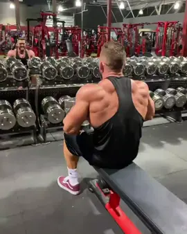 Some clips from my last chest day yesterday at @mi40_gym 🔥🔥🔥 That lighting tho!!! Thanks to my babe for killing the workout with me and getting some great videos 💪 Thanks to my guy @dereklunsford_ for the push at the end who you can hear hyping me up for this weekend 😈👊🏻