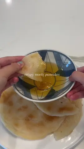 seriously the most satisfying thing snack everrr pls make it #mochi #mochipancakes 