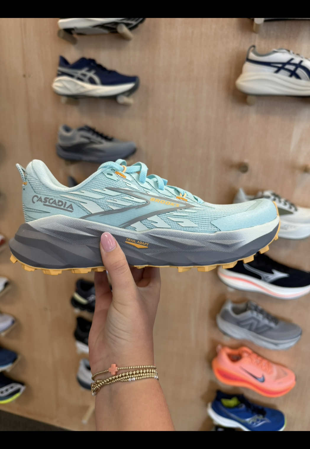 NEW Brooks Cascadia 19👟 This trail shoe is a perfect addition to your shoe rotation! #brooks #trailrunning #Running #shoes #fyp 