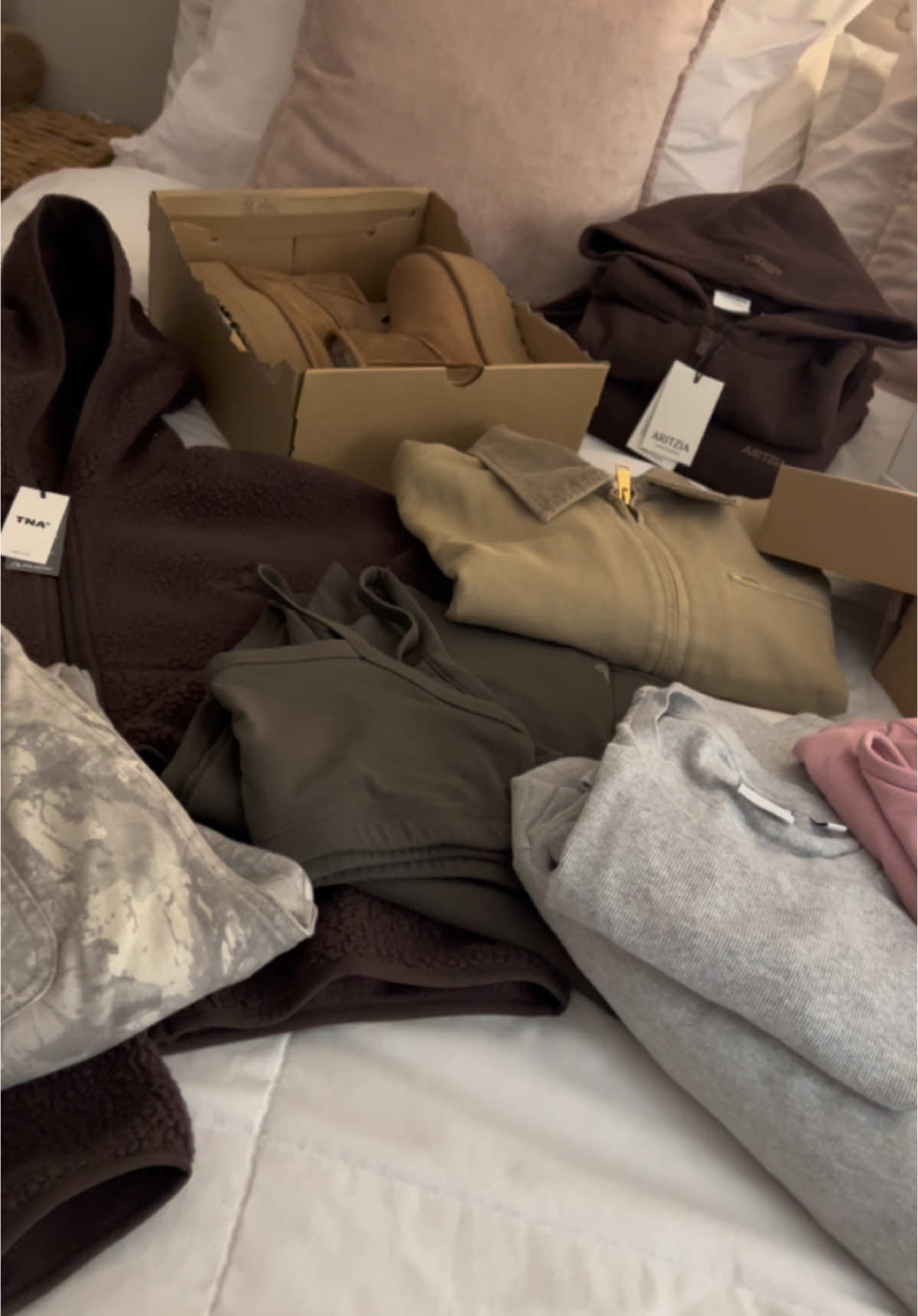 Fall pick ups 🫦🫦 #aritzia #aritziahaul #fallhaul #uggs #polene #fyp #fallaesthetic #fallfashion 