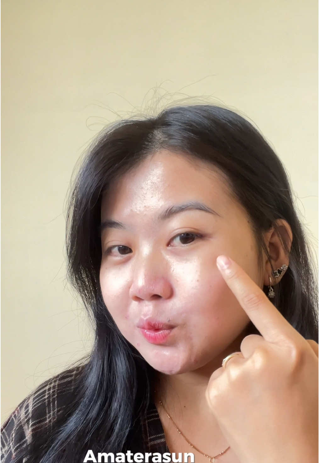 Produk baru dari @Amaterasun ini tu Amaterasun Pore Blurrring Sunscreen dengan SPF 50+ PA++++ cocok banget buat buat aktivitas harian kamu 😍 sekali swipe pori pori tersamarkannn wooo! Best banget buruan cobain! #SPFSpecialist 