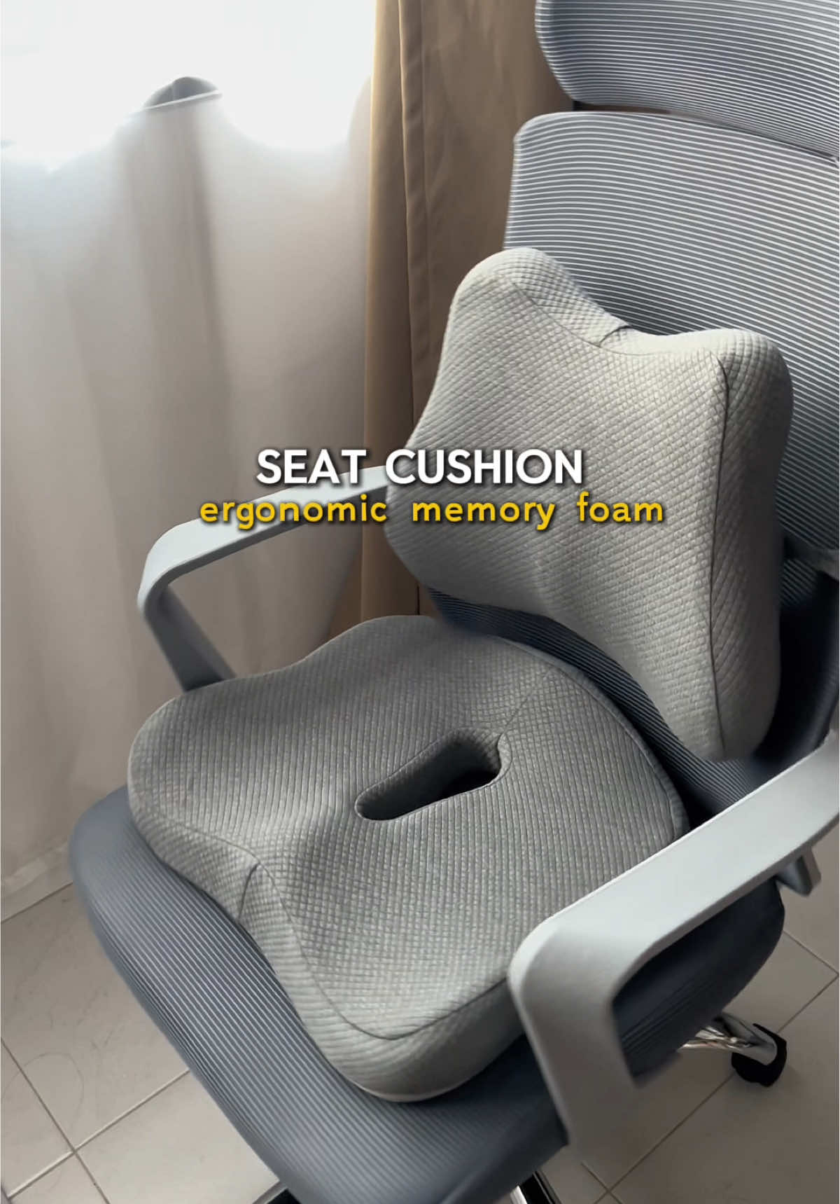 Ni kalau kerja duduk lama lama pun rilek je tak lenguh🤭 #seatcushion #kerusioffice #wfh #kerusiroda #cushionkerusi 