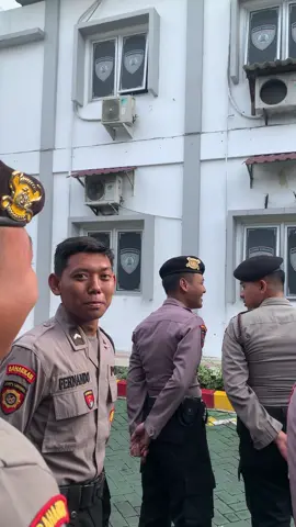 SATSAMAPTA POLRESTABES SURABAYA (20/08/25) 📢 APEL FUNGSI SAT SAMAPTA POLRESTABES SURABAYA Pagi ini, Sat Samapta Polrestabes Surabaya melaksanakan apel fungsi rutin yang dipusatkan di depan Barak ADEM. Apel dipimpin oleh KBO Sat Samapta, atas pendelegasian dari Kasat Samapta, yang memberikan penekanan terkait kedisiplinan personel dan penampilan sikap tampang, khususnya potongan rambut yang harus selalu rapi sesuai ketentuan dinas. Sebagai bentuk pembinaan mental dan spiritual, kegiatan ditutup dengan pembacaan Asmaul Husna bersama, guna membangun karakter personel yang religius dan berintegritas dalam pelaksanaan tugas. @listyosigitprabow @wahyuwidada @divisihumaspolri @ssdm_polri @divpropampolri @kabaharkam @humaspoldajatim @ditsamapta_poldajatim @spripimpoldajatim @polripresisi @polisi_indonesia @polisi_indonesiatv @polripresisi @polripresisi_ @kompolnas_ri @posko.presisi @suarasurabaya @surabayakabarmetro @ericahyadi_ @surabayaterkini @luthfiesulistiawan_ @erq_putra #salampresisi #polisiindonesia#patroliperintispresisi #poldajatim #polrestabessurabaya    *'𝓢𝓮𝓷𝓪𝓷𝓽𝓲𝓪𝓼𝓪 𝓜𝓮𝓷𝓳𝓪𝓭𝓲 𝓛𝓮𝓫𝓲𝓱 𝓑𝓪𝓲𝓴''*
