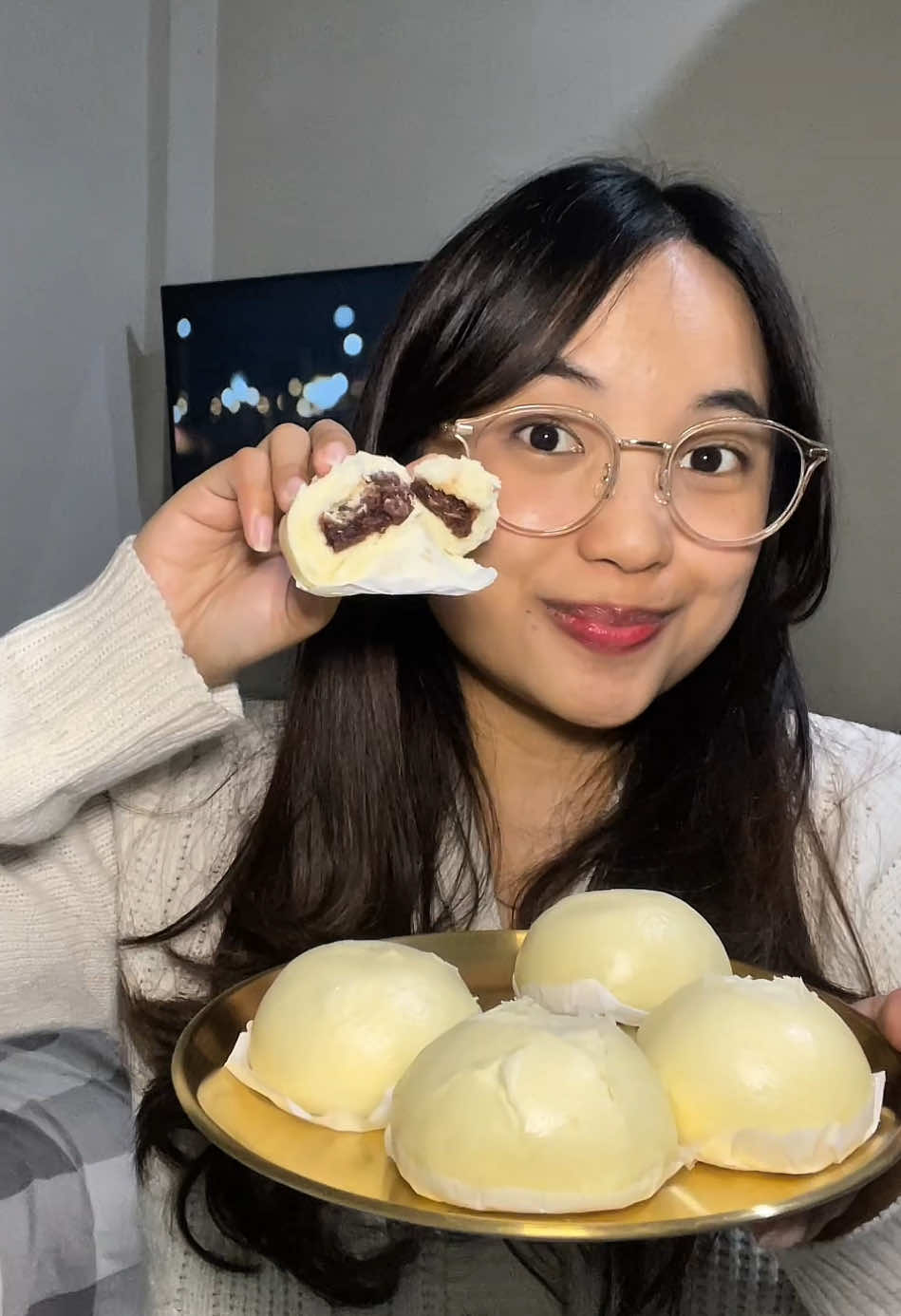 Beli camilan viral korea pumpkin bun dari @H Mart Official Shop buat temen nonton drakor. Super fluffy dan fillingnya melimpah🥰 - Lidya