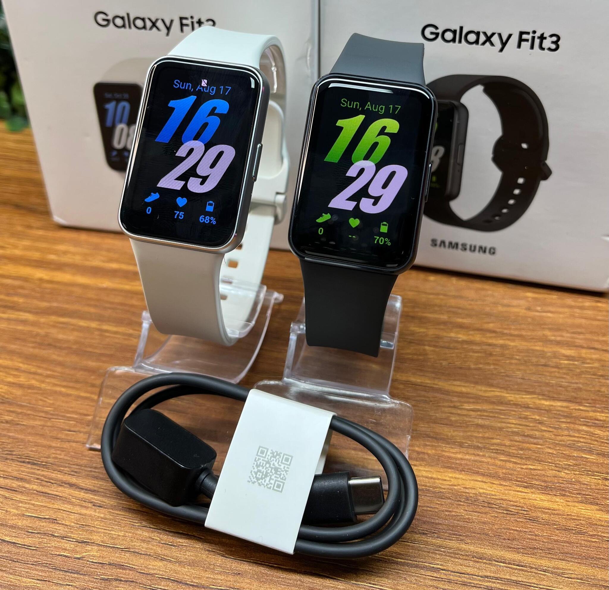 ⚠️DISPONÍVEL NAS CORES BRANCO E PRETO GRAFITE⚠️ Fones Manaus – R$399,00 – Smartwatch Samsung Galaxy Fit3 com Tela AMOLED 1.6”, respostas rápidas do WhatsApp na tela, à prova d’água e até 13 dias de Bateria – Entrega Grátis em toda Manaus! O Galaxy Fit3 é perfeito para quem busca leveza, tecnologia e bem-estar no pulso. Com corpo de alumínio ultraleve, resistência 5ATM + IP68 (à prova d’água), monitoramento de sono e saúde, mais de 100 modos de treino e detecção de quedas com SOS, ele garante segurança e praticidade no dia a dia. Conta também com respostas rápidas na tela, bateria que dura até 13 dias e carregamento rápido que atinge 65% em apenas 30 minutos. Produto original com garantia de 30 dias da loja contra defeitos de fabricação, nota fiscal e pagamento somente no ato do recebimento. #GalaxyFit3 #SmartwatchSamsung #RelogioInteligente #SaudeNoPulso #FonesManaus #EntregaGratisManaus #SmartwatchManaus