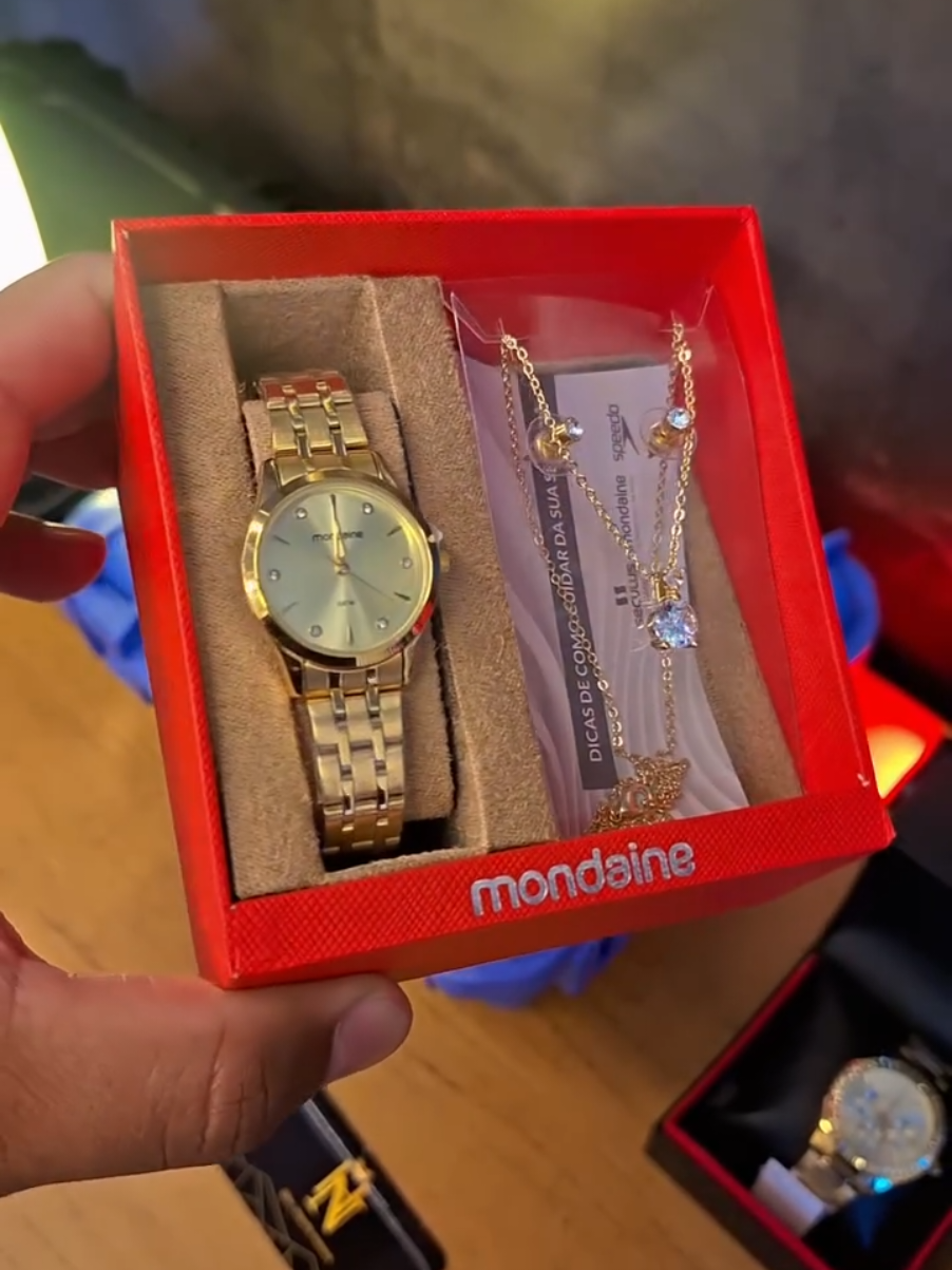 KIT RELÓGIO MONDAINE FEMININO CLÁSSICO DOURADO COM SEMIJOIAS 32610LPMKDE1K1 Kit especial com relógio clássico dourado com caixa pequena em metal, e marcadores em cristais. Acompanha semijoia com colar com pingente de cristal e brinco ponto de luz. Perfeitos para serem usados em conjunto. Esse relógio possui a caixa com 2,8 cm de tamanho. ●Máquina Miyota ●Vidro cristal mineral ●28mm ●Fundo de rosca ●5 ATM ●Pulseira em aço inoxidável  ●Moldura em alumínio  Valor R$:259,00 Pagamento: ●Débito  ●Pix ●Cartão de crédito ●Parcelamento sem juros - (Presencial) ●Crediário Parceiro Conta Bemol ●Site de compra - Shopee Entregamos em toda Manaus e enviamos para todo Brasil.  #mondaine #mondainebrasil #hn_importsmanaus #relógiofeminino #relógio 