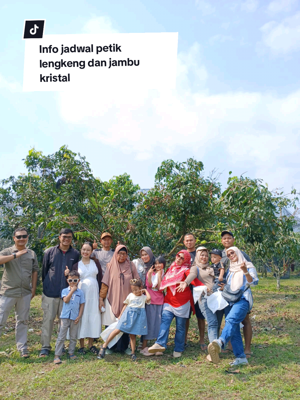 🍃 TERIMA KASIH atas antusiasme luar biasa di Kebun Buah Alam Segar pada 16–18 Agustus kemarin! 🙏🍇 Karena banyak buah sudah dipetik dan yang lainnya belum matang sempurna, wisata petik buah hanya dibuka saat WEEKEND saja ya 🍎🍈 (Sabtu & Minggu). 📅 Untuk kamu yang datang di WEEKDAY: Taman & Toko tetap BUKA seperti biasa! Yuk mampir dan nikmati berbagai sajian segar: 🥭 Buah segar sesuai ketersediaan: Lengkeng & Jambu Kristal 🥥 Kelapa Pandan Wangi 🍧 Es Kelapa Durian 🍦 Es Krim Durian ❄️ Durian Frozen untuk stok di rumah! 🕘 Jam operasional: 09.00–16.00 ❌ Libur hanya di hari Rabu Ajak keluarga dan teman-teman, nikmati suasana kebun yang asri sambil kulineran buah segar! 🍃💚 #KebunBuahAlamSegar #WisataBuah #KulinerSegar #EsKelapaDurian #durianlovers 