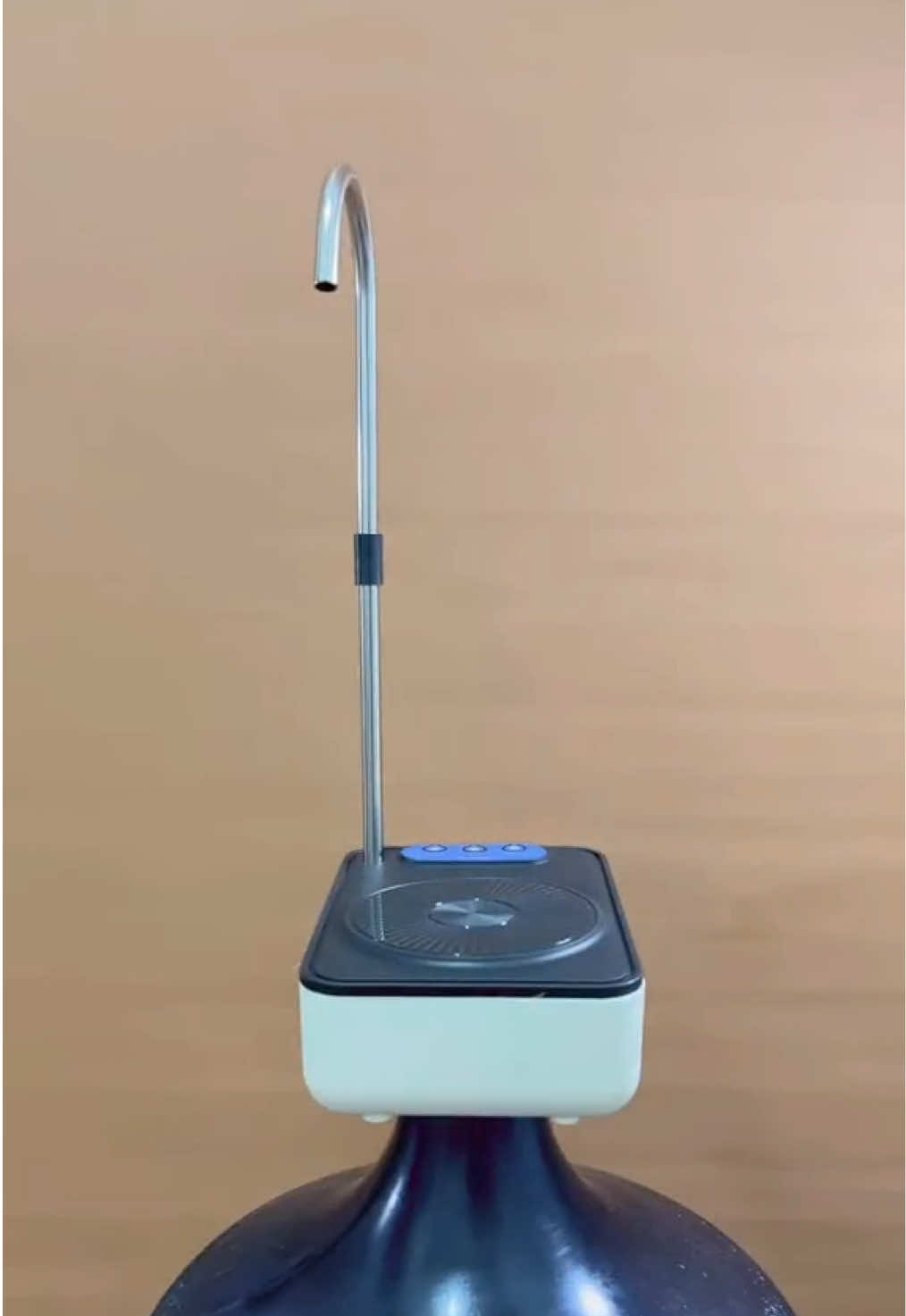 Segampang itu hidup ini ngisi air minum aja tinggal pencet😅😅  #pompagalonelektrik #dispensergalonelektrik #pompaiargalon #winlad #dispenserportable 