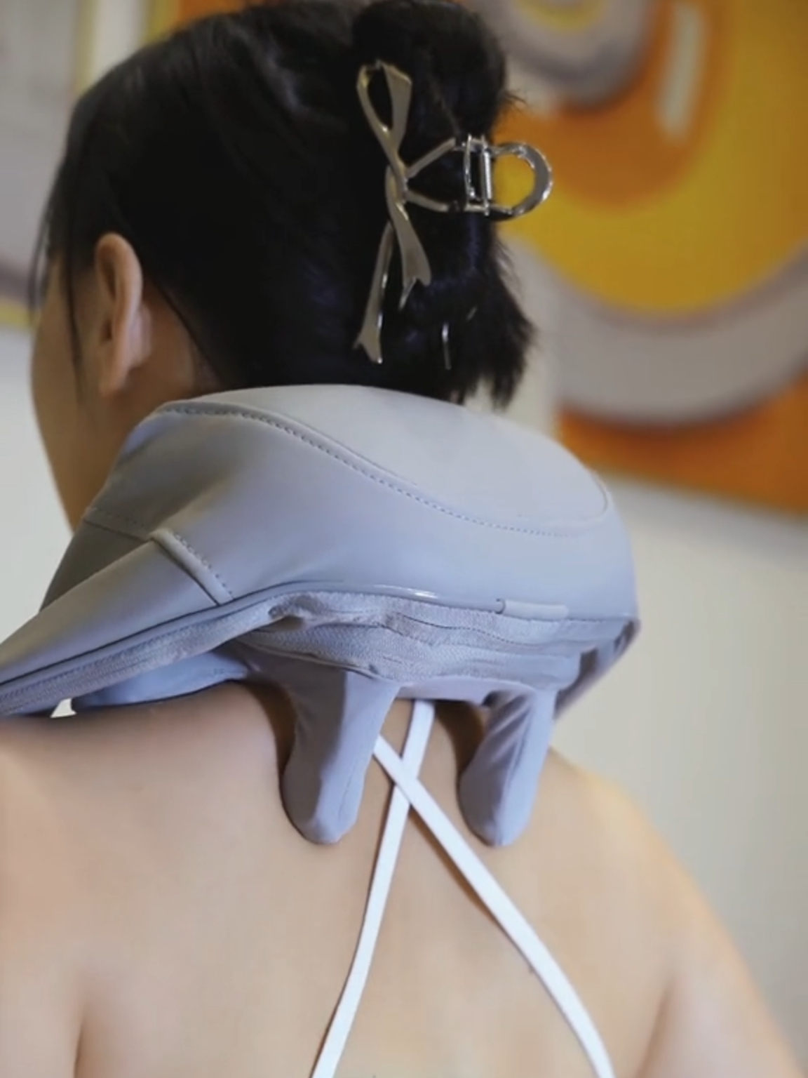 A shoulder massager to relieve your stress and tension🙌🏻😮‍💨#massager #neckmassager #neckpain #knots #homemassage#painrelief #fyp #relax #massage #ZYQ