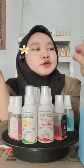 Parfum Santrina ini hadir dengan 5 aroma berbeda dalam tiap paketnya! Cocok untuk dipakai sehari-hari.