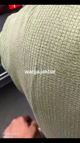 Sebuah truk terperosok di Bambu Larangan, Pegadungan Kalideres siang ini, Rabu (20/08)