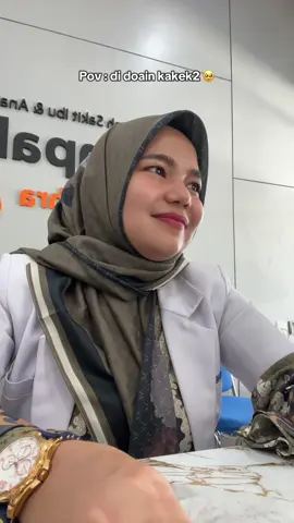 Baca caption ⬇️ Jadi ceritanya tiba2 masuk kakek2, katanya beliau sering lah berobat disini. Trus cerita2 lah kakek ne, dari a-z lah kan.  Satu sisi sedih x liat kakek ini, yg udah tua, tp ttp semangat cari rezeki keliling2 sambil jualan buku agama. Rasanya pngn nangis gt liat kondisi kakek ini. Tp dsni kt juga gk boleh kelihatan sedih. Kadang orang tua cuma butuh kita dengar aja, itu juga udh buat mereka bahagia x. Tp makasih ya kek doanya. Semoga kakek sehat selalu 🥹 #fyp #fypシ゚viral #fypsounds #dokterviral #orangtuaterhebat #berbagiituindah #kisahinspirasi 