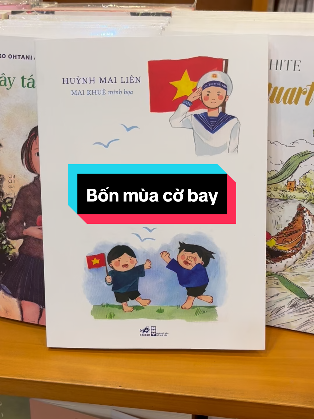 Bốn mùa cờ bay, một tuyển tập thơ đáng yêu viết về chủ đề Đất Nước. Từ nơi đảo xa, lá cờ đỏ thắm vẫn tung bay, các chiến sĩ ngày đêm canh giữ chủ quyền đất nước. Tình yêu tổ quốc nào có xa xôi, nó luôn nằm trong tim mỗi người #BookTok #ReviewSach #nhanam59 #nhanambooks 