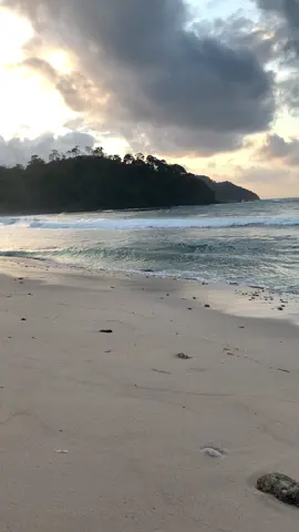Sendiki dengan sunrise nya #sendikibeach #pantaimalang #malangselatan #fyp #sunrise 