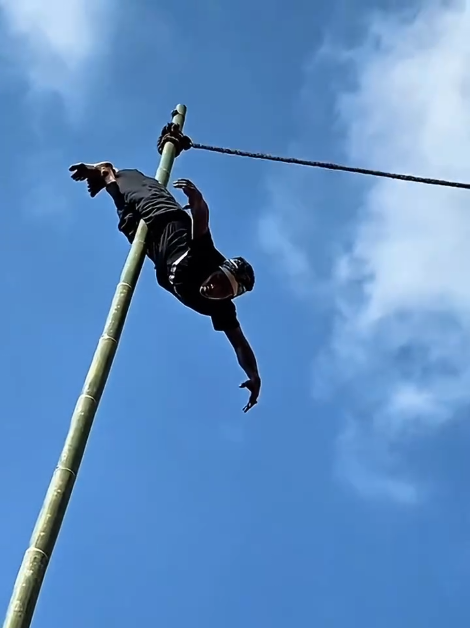 Inilah atraksi memukau dari Abah Suhada, seniman Lais legendaris asal Tasikmalaya.  Dengan keahliannya, beliau memanjat bambu dan beraksi di atas tambang sambil diiringi Trompet Pencak Silat yang khas. Pertunjukan ini bukan sekadar hiburan, tapi juga bukti bahwa budaya Sunda masih hidup dan lestari hingga sekarang. Warga pun bersorak, tertawa, dan bergembira menyaksikan aksi penuh kharisma ini. Sumber : https://youtu.be/MLC4Jg0XbD0 ⚠️ Disclaimer: Atraksi ini dilakukan oleh profesional berpengalaman. Jangan ditiru tanpa keahlian. #SeniLais #AbahSuhada #Tasikmalaya #BudayaSunda #keseniantradisional 