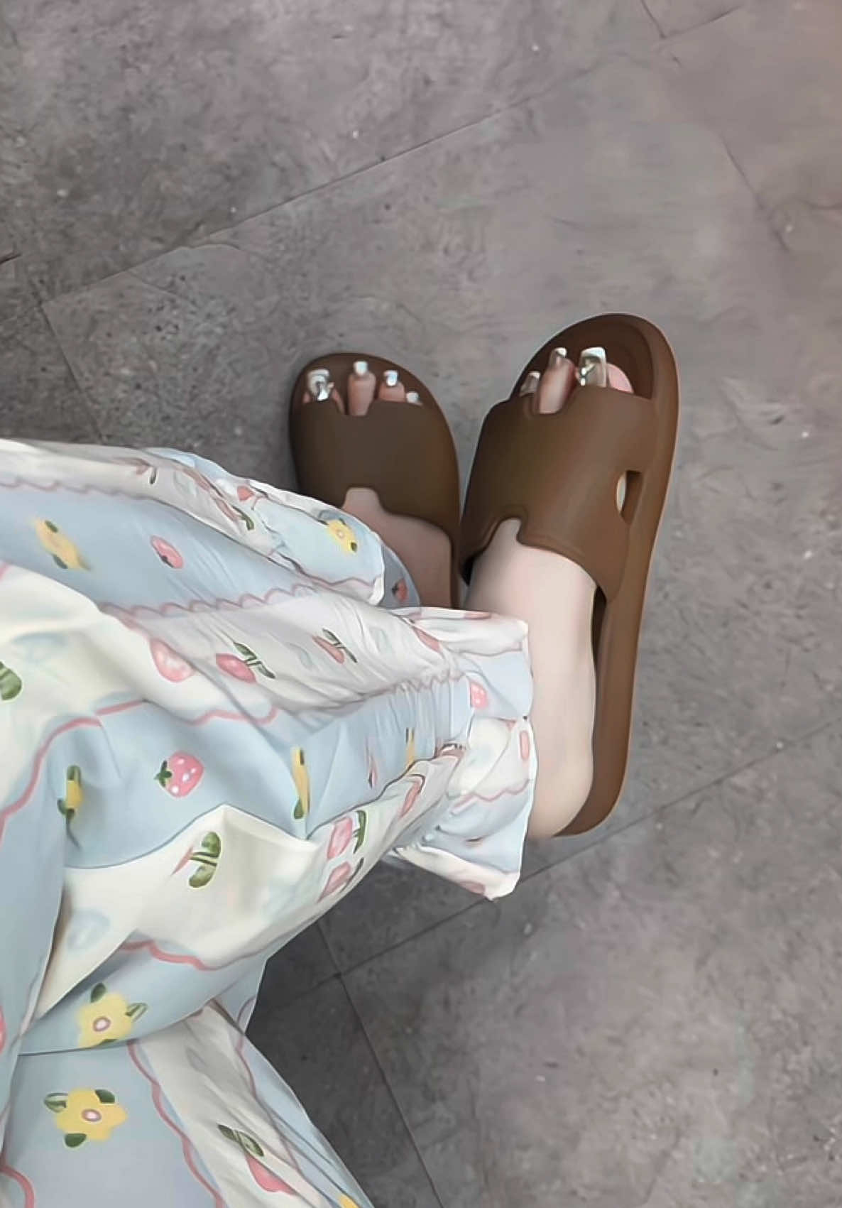 Đôi dép cần cho mùa mưa #depnu #depchongtruot #depgiare #depdibien #dephottrend 