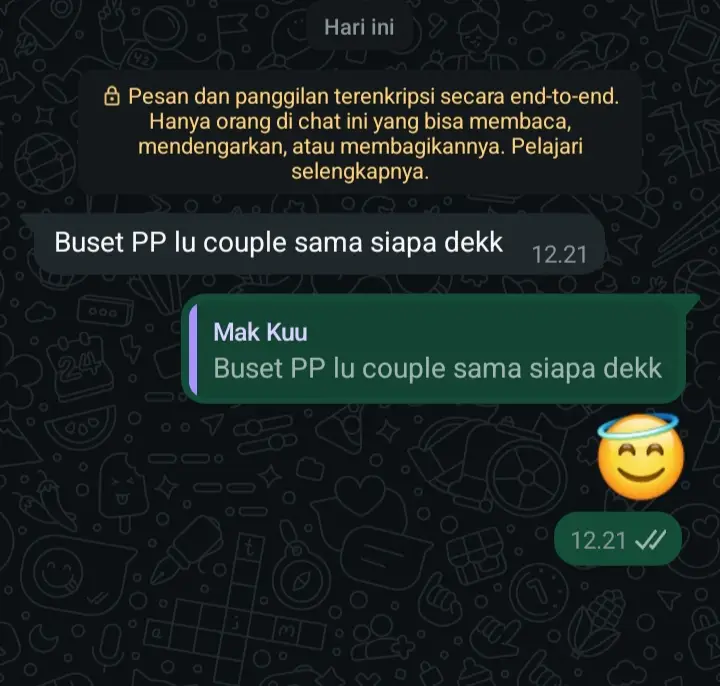 Berikut ini adalah cara membuat kue lapis tradisional yang legit dan berlapis-lapis indah. Kue ini biasanya dibuat dari campuran tepung beras, tepung kanji, santan, dan gula, lalu dikukus lapis demi lapis. 🧾 Bahan-Bahan: Bahan utama: 300 gram tepung beras 100 gram tepung kanji (tapioka) 500 ml santan kental 500 ml air 300 gram gula pasir ½ sdt garam Pewarna makanan (merah, hijau, dan putih / sesuai selera) 🍳 Cara Membuat: Siapkan adonan: Campur santan, air, gula pasir, dan garam dalam panci. Masak sambil diaduk sampai gula larut dan santan hangat (tidak perlu sampai mendidih). Angkat, diamkan hingga hangat. Dalam wadah besar, campur tepung beras dan tepung kanji. Tuang larutan santan sedikit demi sedikit sambil diaduk hingga adonan halus dan tidak bergerindil. Saring adonan agar lebih halus. Bagi adonan: Bagi adonan menjadi 2 atau 3 bagian (tergantung jumlah warna yang diinginkan). Beri masing-masing bagian dengan pewarna makanan sesuai selera. Satu bagian bisa dibiarkan putih. Panaskan kukusan: Siapkan loyang ukuran ± 20x20 cm. Olesi tipis dengan minyak. Panaskan kukusan hingga airnya benar-benar mendidih (gunakan api besar), alasi tutup dengan kain agar uap tidak menetes ke kue. Kukus lapisan demi lapisan: Tuang 1 sendok sayur adonan warna pertama ke dalam loyang. Kukus selama 5-7 menit hingga set. Tuang adonan warna berikutnya, kukus lagi 5-7 menit. Ulangi sampai adonan habis, selang-seling warnanya. Untuk lapisan terakhir, kukus selama 20-25 menit agar semua lapisan matang sempurna. Dinginkan dan potong: Angkat dan dinginkan dulu hingga benar-benar set (2-3 jam atau bisa juga simpan sebentar di kulkas). Potong dengan pisau yang diolesi minyak agar tidak lengket. 💡 Tips: Jangan terlalu tebal setiap lapisan, agar cepat matang dan tekstur lebih halus. Jika ingin rasa lebih gurih, bisa tambahkan sedikit vanili atau daun pandan saat merebus santan. Pastikan uap kukusan selalu banyak dan panas. Selamat mencoba 🍰👍🤗 #galau #sad #foryoupage #fyp 