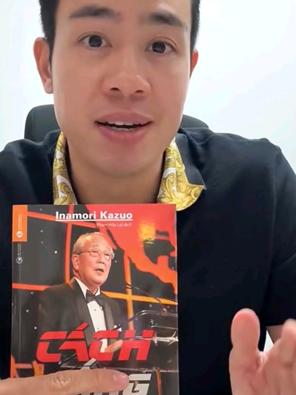 CÁCH SỐNG: sách anh #Danfoolish giới thiệu và tặng mọi người. Clip lấy từ livestream ngày 20/8/2025.  Xin gửi lời chúc mừng sinh nhật đến một người bạn cũ. Anh mừng cho em vì em đã tìm được con đường thật sự thuộc về mình. Anh cũng rất vui khi thấy em bình an trên chặng hành trình đó. Cảm ơn em, và anh cũng xin được nói lời biết ơn vì được gặp em trong đời.  