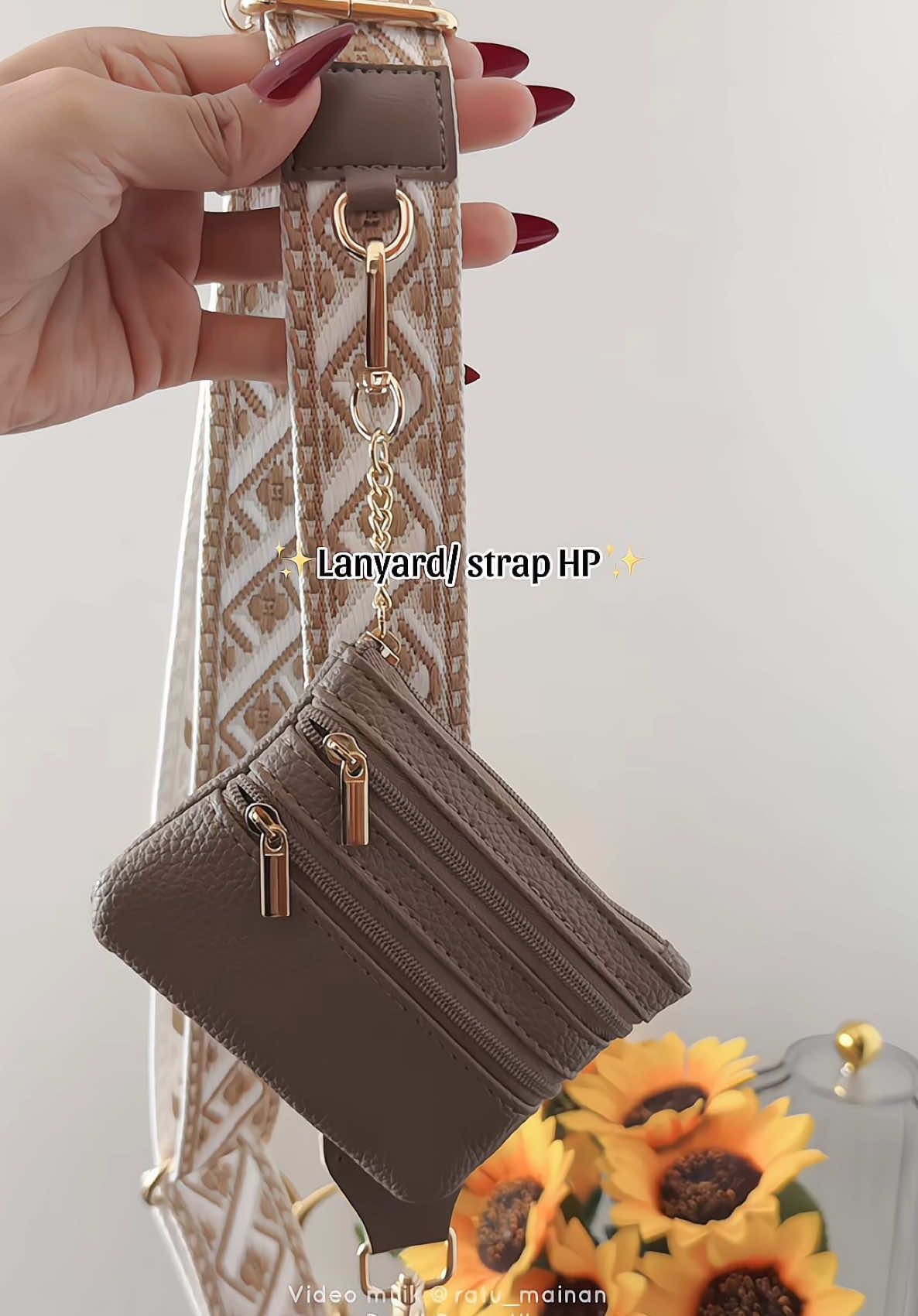 Nah ini dia solusi buat kalian yg males bawa tas, tapi gak mau ribet nenteng HP. Pake Lanyard ini aja, sudah ada dompetnya juga. Praktis tinggal petantang petenteng🫢🤪 #straphp #lanyardhp #gantunganhp #talihp #barangunik 