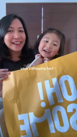 kalo ke mall sekarang udah nambah belanjaannya. bukan cuma mama yang shopping, anak gadis juga ikutan😆 udah bisa milih sendiri sekarang maunya apa ya ampun haha