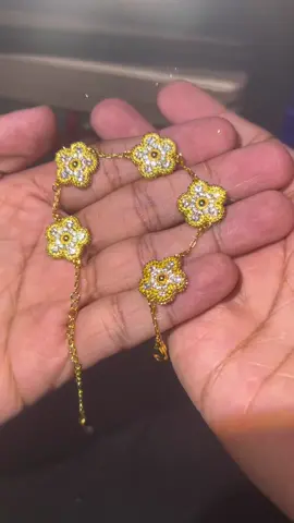 NEW European and American zircon hand jewelry Love four-leaf clover bracelet Light luxury fashion women's popular jewelry 	•	#FlowerBracelet 	•	#ElegantJewelry 	•	#LuxuryStyle 	•	#FashionAccessories 	•	#GoldenVibes