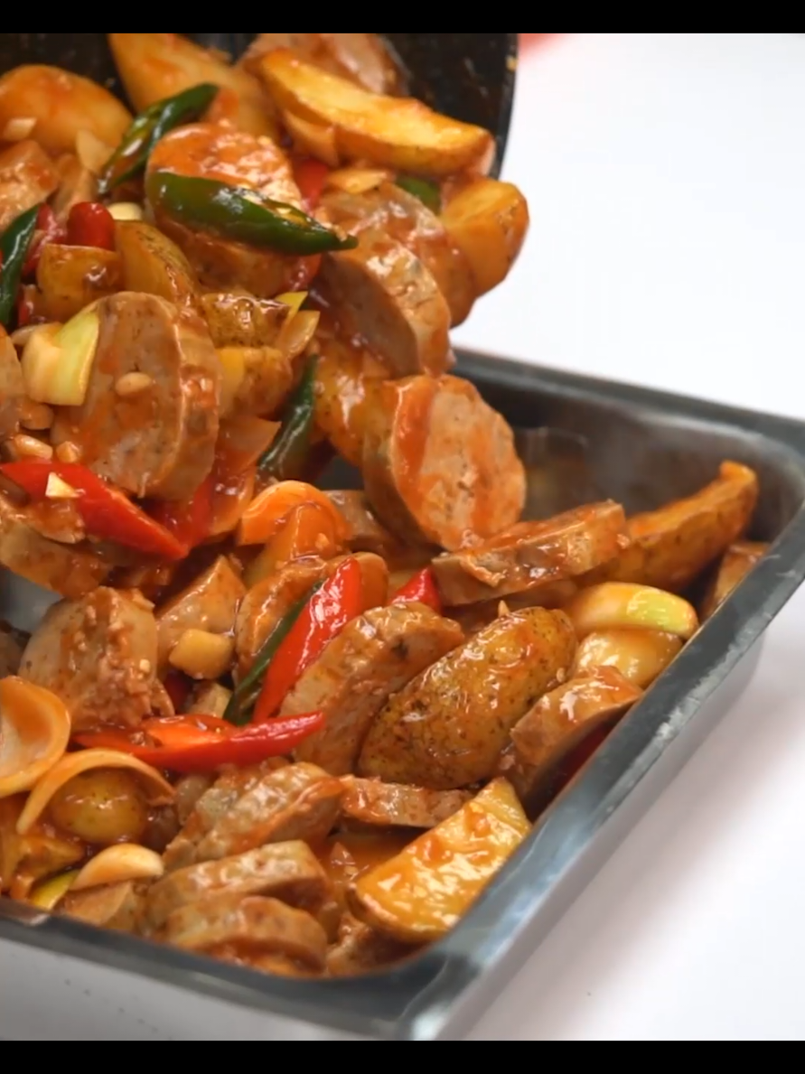 bongkar rahasia bisnis catering dari satu adonan jadi berbagai macam menu hajatan, pantes cepat Rolade daging - Daging sapi 1 kg - Daging ayam 1 kg - Telur 2 butir - Roti tawar 5 lembar - Susu cair 200 ml - Bawang putih 5 siung - Bawang Bombay 1 buah - Bawang merah goreng 5 siung - Bawang putih goreng 5 siung - Saus tiram 2 sdm - Garam 1 sdt - Kaldu bubuk 2 sdt - Lada bubuk 1 sdt Rolade asam manis - Kentang 1 kg - Bawang putih 3 siung - Bawang Bombay 1 siung - Cabe merah besar 5 buah - Cabe hijau besar 5 buah - Bawang Bombay 3 buah potong kasar - Saos tomat 500 gr - Saos sambal 100 gr - Saos tiram 5 sdm - Air 200 ml - Garam 1/2 sdt - Kaldu bubuk 1 sdt - Gula pasir 4 sdt (Ambil adonan 400 gr untuk jadi pentol baso) - Tepung tapioka 50 gr - Baking powder 1 sdt - Es batu 100 gr SOP hajatan - Daging tetelan 250 gr - Wortel 6 buah - Kembang kol 2 buah - Jamur kuping 100 gr - Bunga sedap malam 30 gr - Daun bawang seledri 3 batang - Bawang merah goreng 3 siung - Bawang putih goreng 3 siung - Bawang putih 3 siung - Bawang Bombay 1 buah - Garam 2 sdm - Kaldu bubuk 3 sdm - Lada bubuk 2 sdt - Biji pala 1 buah - Air 7 liter Alat yang digunakan - Warm Square pan by SUPRA - Deep Soup bowl diameter 28 cm by SUPRA