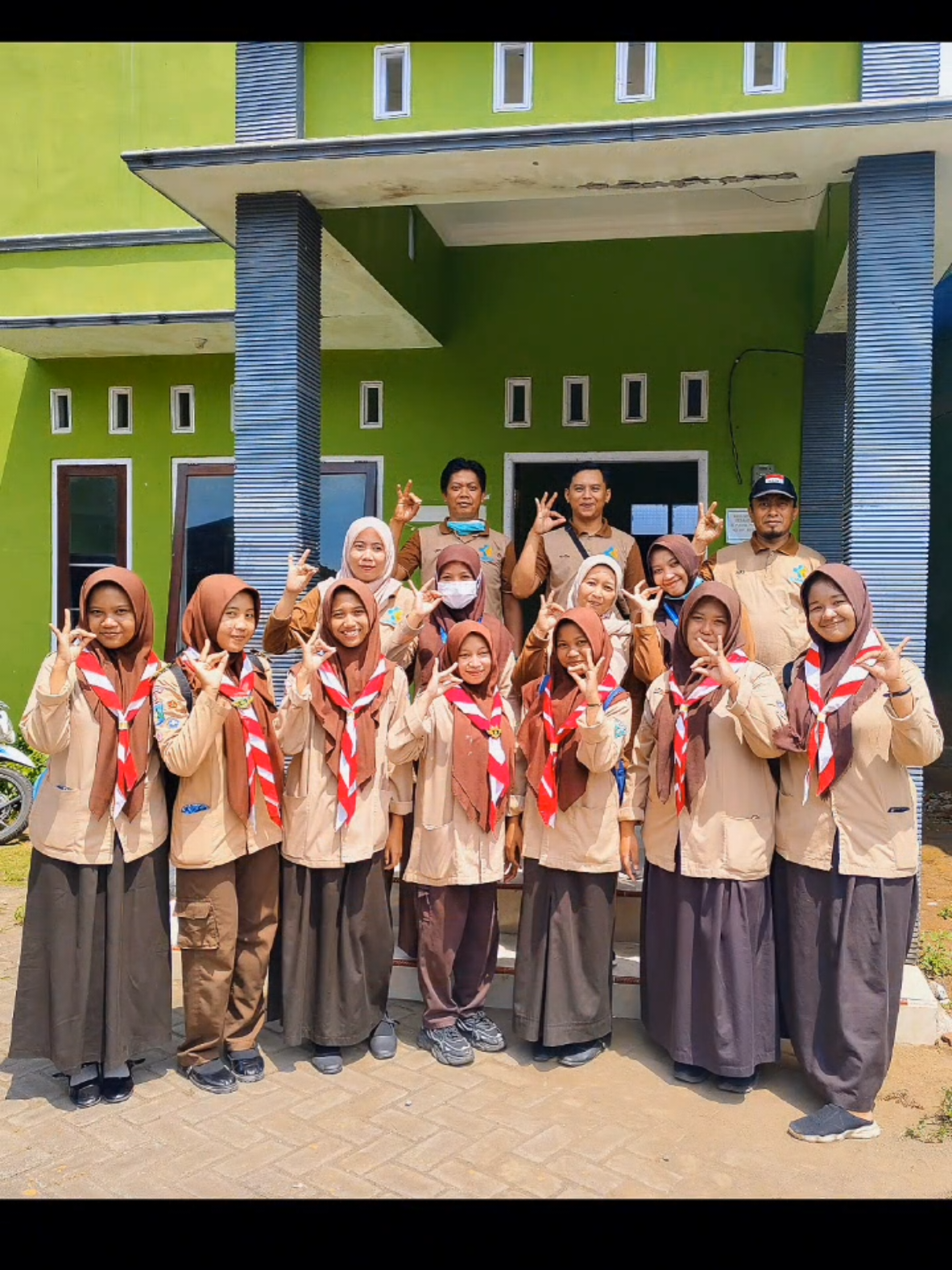 Tim P3K Puskesmas Bandarkedungmulyo bersama Saka Bakti Husada Ibnu Sina dalam kegiatan Gerak Jalan tingkat SD/MI/SMP/SMA Kecamatan Bandarkedungmulyo, Rabu 20 Agustus 2025. Dengan ikut serta dalam Tim P3K diharapkan adik-adik SBH dapat meningkatkan pengetahuan, pengalaman, dan minat di bidang kesehatan. Bersama Saka Bakti Husada, satukan tekad sehatkan Indonesia. #promkes #sbh #sakabaktihusada #pramuka #promkespuskesmas