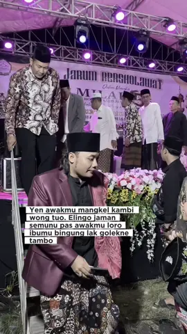 Eling elingen terus. Menowone awakmu jik iso ambekan sampek sak iki krono ibumu gati kambi awakmu #gusbahruzamzami #kasihibu #sadvibes #motivasi #fyp #quote