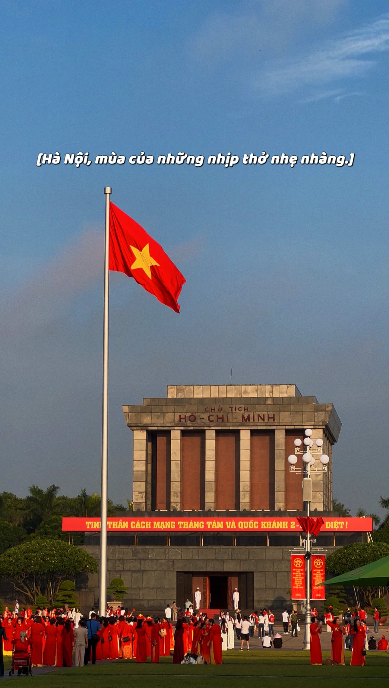 Có một Hà Nội như thế, một Hà Nội mà khi bạn đã gắn bó thật lâu, cảm nhận thật nhiều mới thấy mình đã đem lòng yêu Hà Nội đến nhường nào. Hà Nội dịp này, rực rỡ cờ hoa chào mừng ngày đại lễ ❤️ #hanoi #lemung2thang9 #vietnam #fyp #xh