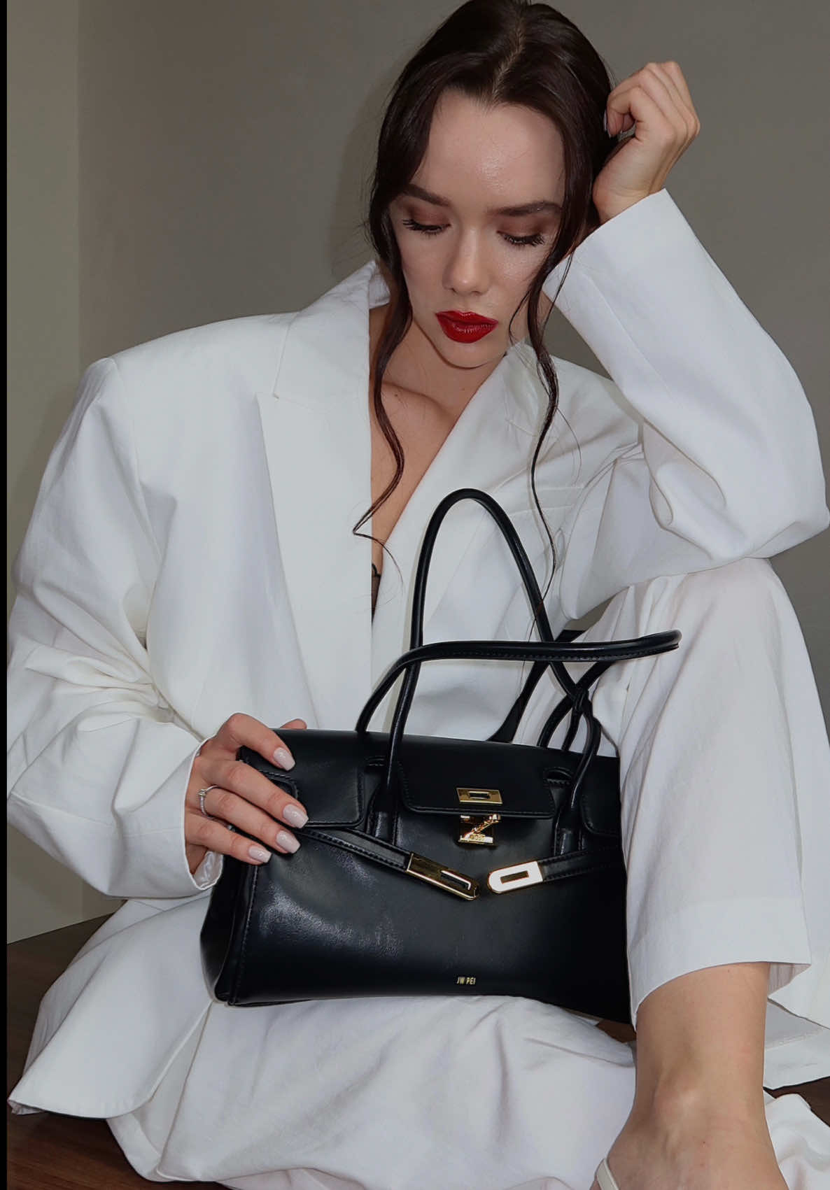 Yara Shoulder Bag in Black ✨ Нова осіння колекція сумок JW PEI вже на limitique.com #jwpei #jwpeibag #jwpeiukraine #autumnvibes #autumnbag 