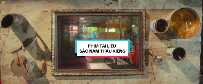 🎥 SẮC NAM THẤU KIẾNG | CHÍNH THỨC CÔNG CHIẾU PHIM TÀI LIỆU  🫧 Thước phim là hành trình trở về Nam Bộ mộc mạc, nơi tranh kiếng từng thắp sáng bao mái nhà, nay dần lặng lẽ chìm trong lớp bụi thời gian. Trong đôi mắt đã hằn sâu năm tháng, trong bàn tay run run lau lại bức tranh cũ, ta thấy mỗi cái chạm như níu giữ lại một hơi thở cuối cùng của cái nghề đang dần mai một.  Nhưng giữa ánh nhìn buồn bã ấy, vẫn le lói niềm tin rằng sẽ có thế hệ trẻ đứng lên, giữ lấy ánh sáng mong manh này để ngọn lửa di sản không tắt đi.  💬 “Sắc Nam Thấu Kiếng” là lời nhắn gửi đầy yêu thương: để tranh kiếng Nam Bộ không chỉ tồn tại trong những trang ký ức, mà còn được hồi sinh qua workshop, triển lãm, phim tài liệu và những hoạt động kết nối người trẻ hôm nay. Đó là hành trình của một dự án vừa gìn giữ truyền thống, vừa làm mới, để di sản không ngủ quên trong quá khứ mà tiếp tục sống động, lan tỏa và bền bỉ trong mai sau.