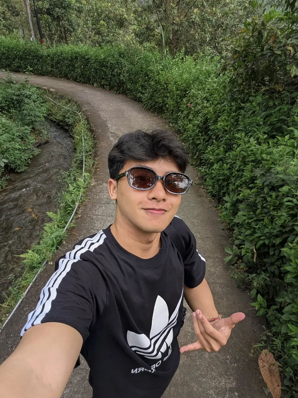 Hi !! This caption might be a lill long ya 😂 Today i went to few places, and salah satunya is this place. Just sharing, the view was indeed breathtaking but so was the journey. For those yang motornya ga bgtu kuat nanjak, i'd recommend to skip. Sampe disana, dan dateng tanpa reservasi and they said reservation only, at least 1 day prior, tp pas the Bules dateng, banyak yg bisa nyempil dapet table directly. For the first time sebagai warlok ngerasa sdikit terdiskriminasi. But thats ok, sekali saja kawan 🔥