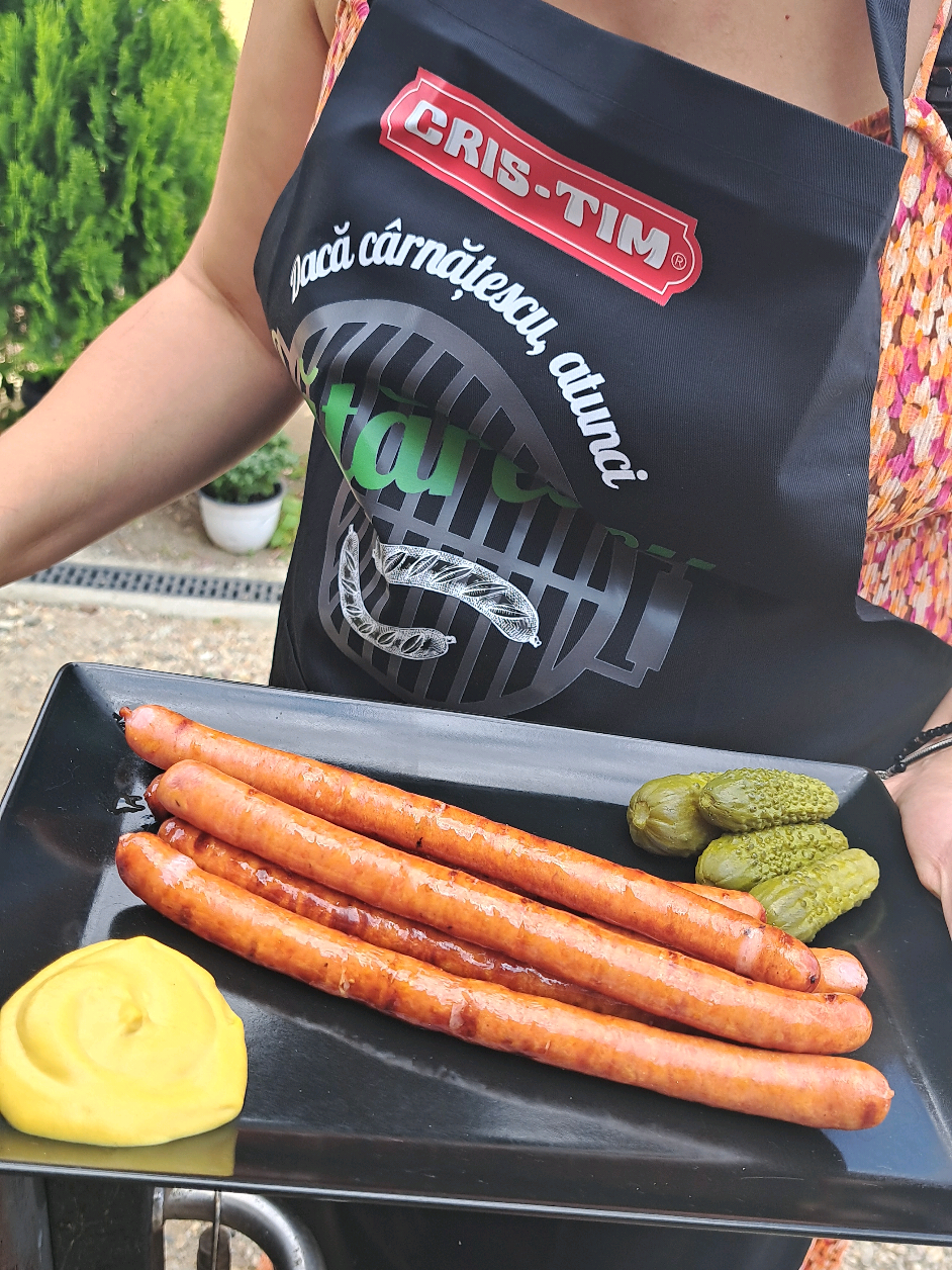 Se apropie week-end-ul și nu știi ce să pui pe grătar? Îți vin eu în ajutor. Cârnații Grătărescu de la @cristim.ro , din carne fragedă de porc, condimentați cu usturoi,  boabe de muștar,  înveliți în maț natural și afumați cu fum natural din lemn de fag sunt cea mai bună alegere.  Noi i-am încercat alături de familie și ne-au cucerit papilele gustative de la prima înghițitură. Sunt suculenți și absolut delicioși.  Dacă e weekend-escu, atunci e Grătărescu!  . . . #buzz_cristimgratarescu #carnatigratarescucristim #mănâncibinetesimtibine  @BUZZStore 