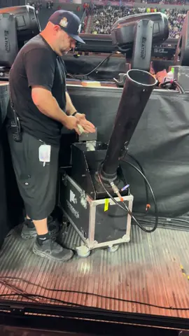 @Shakira  🐺  🤑#lmynlworldtour #shakira #tijuana #shakidollar #dolares😂💵💲💲 