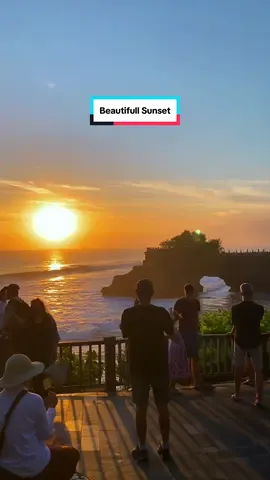 Trip Bareng @✈️TravelMelali_Bali  #beautifulsunset #beautifulview #sunsetview #sunsettour #sunsetvibes #tanahlot #tanahlotbali 